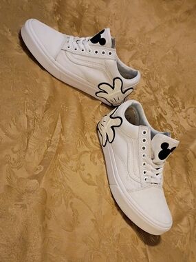 VANS "RARE" Limited Edition Skool White Mickey Hand,   Women's 9.0 Men's 7.5